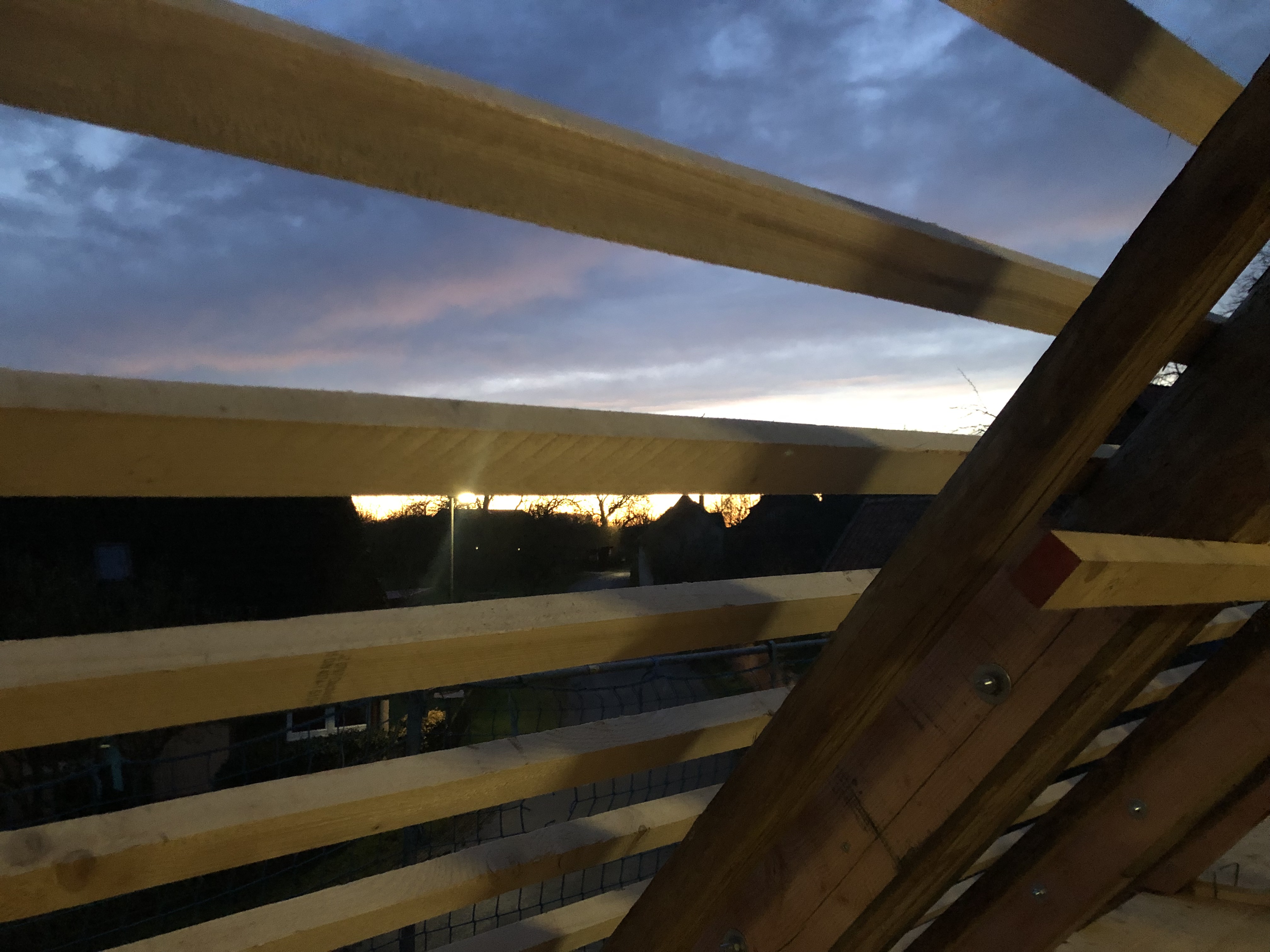 Gute Aussicht, neue Dachlatten Barockscheune Dez. 25